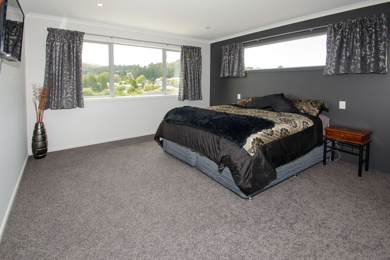 Photo of property in 30 Grandvista Drive, Green Island, Dunedin, 9018