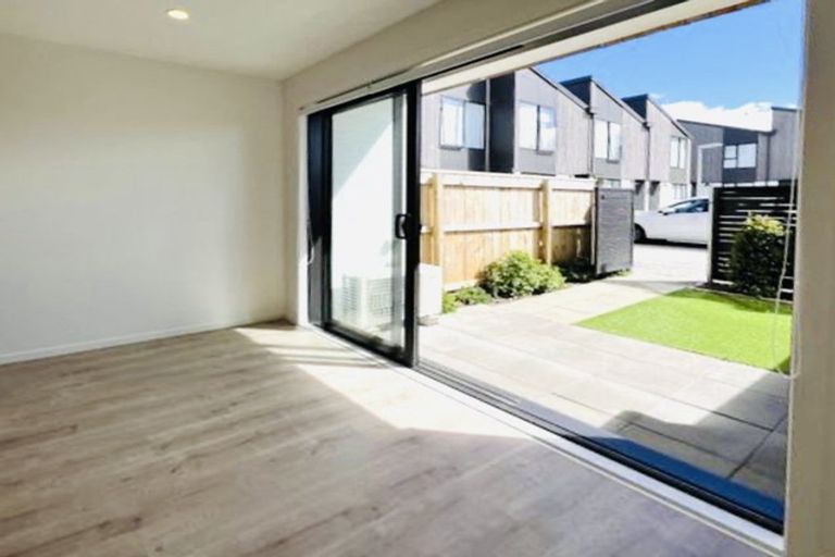 Photo of property in 14/12 Tawa Road, Te Atatu Peninsula, Auckland, 0610
