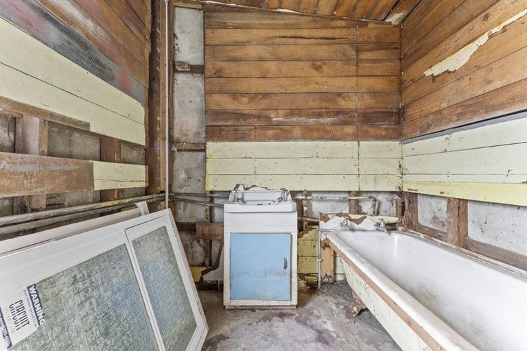 Photo of property in 10 Matai Street, Castlecliff, Whanganui, 4501