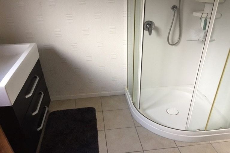 Photo of property in 1/130 Cliff View Drive, Green Bay, Auckland, 0604