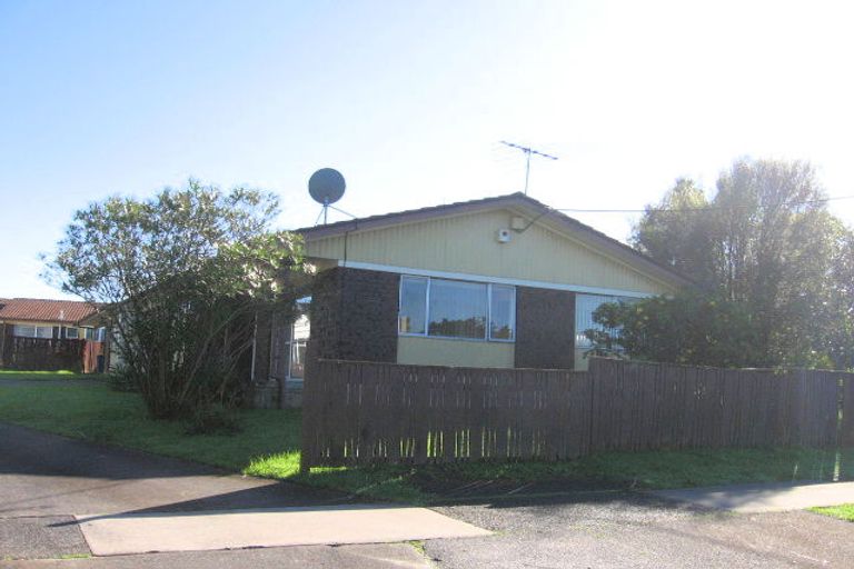 Photo of property in 1/28 Roberts Road, Te Atatu South, Auckland, 0610