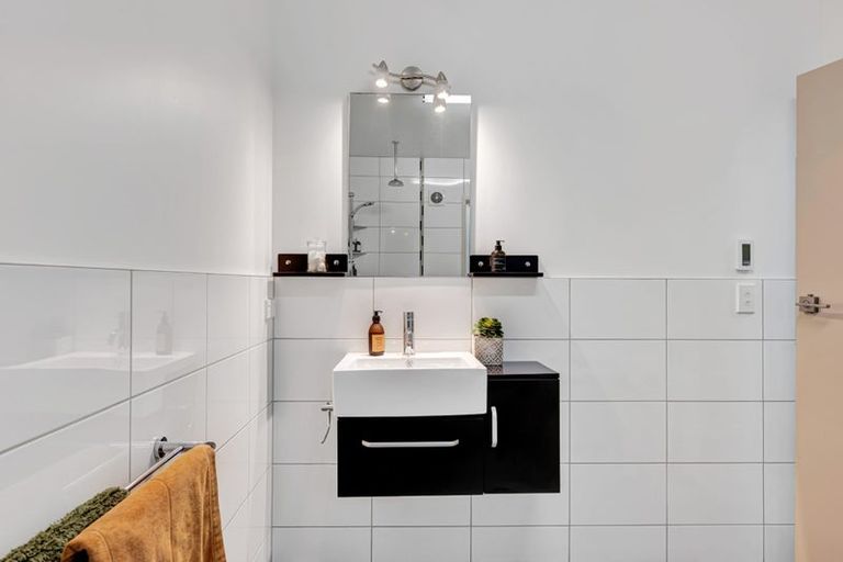 Photo of property in 12 Leatham Avenue, Strandon, New Plymouth, 4312