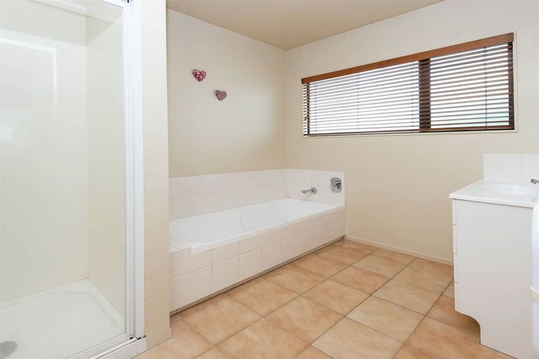 Photo of property in 2 Puma Drive, Golflands, Auckland, 2013