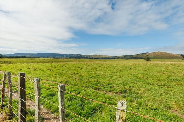 Photo of property in 14 Atlantic Drive, Fitzherbert, Palmerston North, 4410