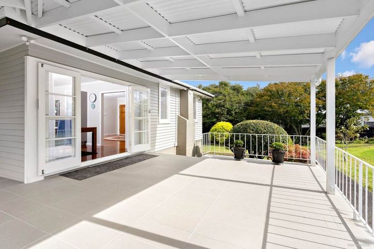 Photo of property in 19 Awaroa Road, Sunnyvale, Auckland, 0612