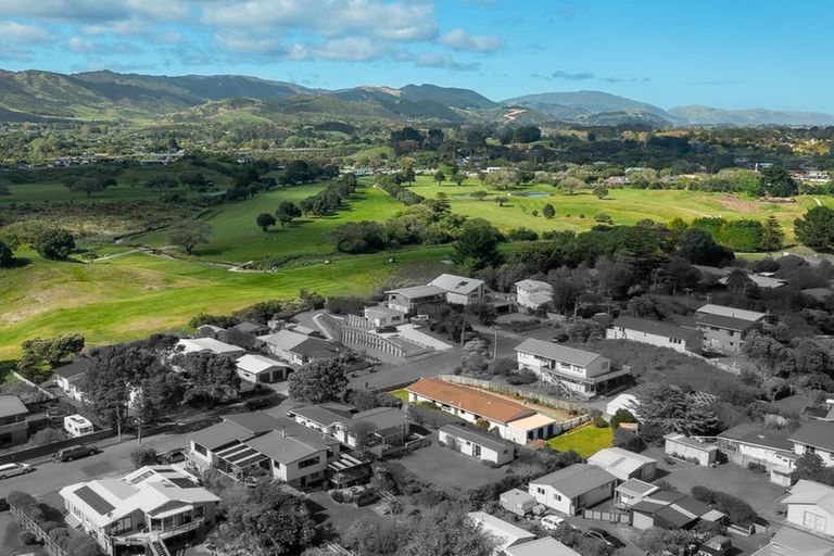 Photo of property in 11 Atua Street, Waikanae Beach, Waikanae, 5036