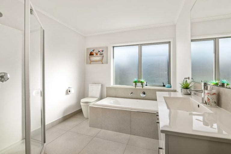 Photo of property in 16 Aporo Drive, Kumeu, 0810