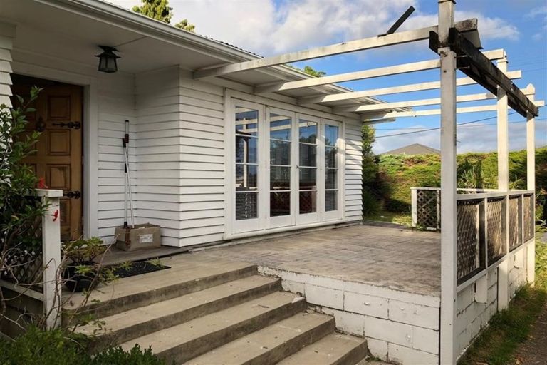 Photo of property in 44 Seymour Road, Sunnyvale, Auckland, 0612