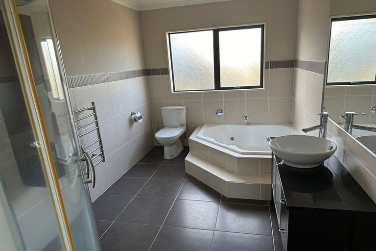 Photo of property in 5 Gibbston Crescent, Flat Bush, Auckland, 2016