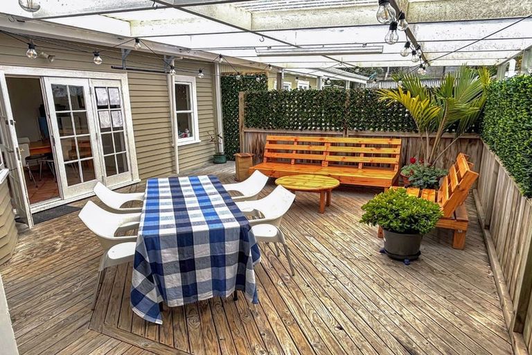 Photo of property in 43 Tauhinu Road, Miramar, Wellington, 6022