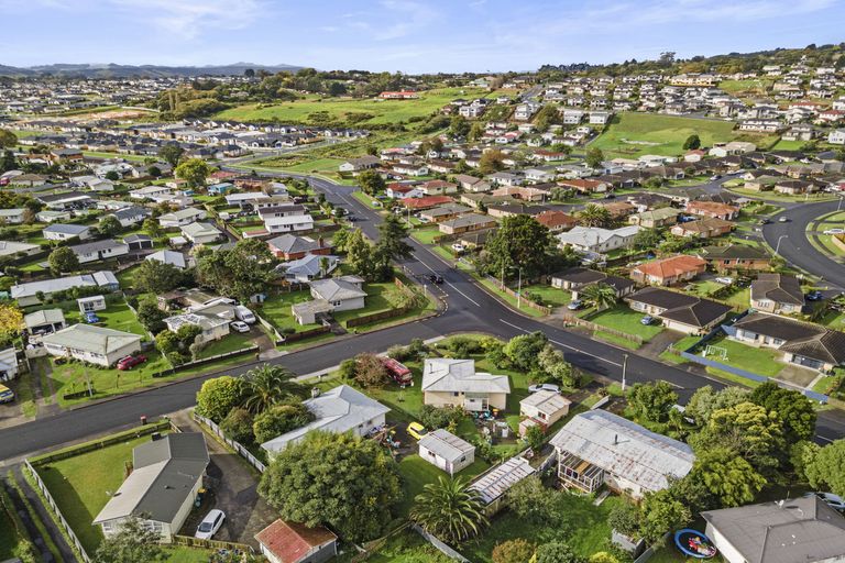 Photo of property in 2 President Avenue, Papakura, 2110