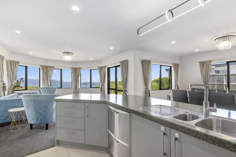 Photo of property in 52 Miles Crescent, Newlands, Wellington, 6037