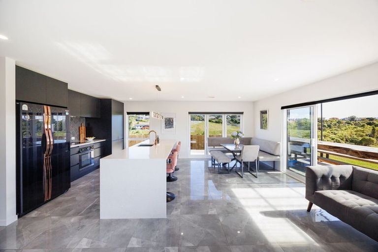 Photo of property in 37 Vaucluse Heights, Fitzherbert, Palmerston North, 4410