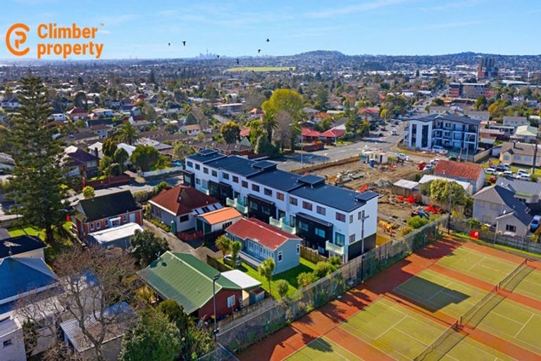 Photo of property in 1/3238 Great North Road, New Lynn, Auckland, 0600