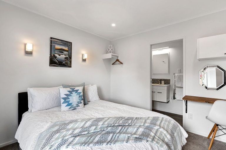 Photo of property in 11 Leatham Avenue, Strandon, New Plymouth, 4312