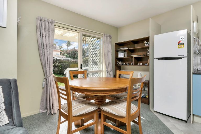 Photo of property in 2/218 Sunnynook Road, Totara Vale, Auckland, 0627