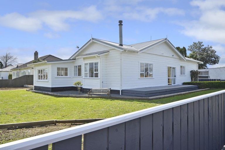 Photo of property in 2 Wright Street, Dannevirke, 4930