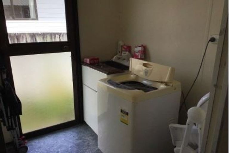 Photo of property in 2/28 Posa Avenue, Henderson, Auckland, 0612