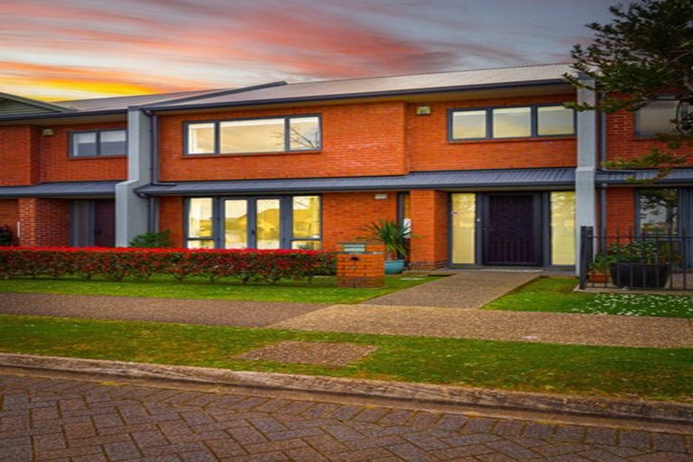 Photo of property in 4a Tuscany Way, Te Atatu Peninsula, Auckland, 0610