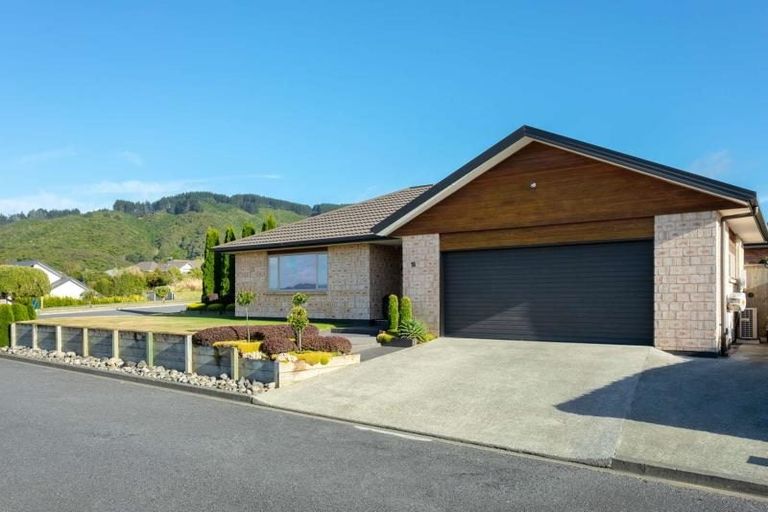Photo of property in 18 Mcewen Crescent, Riverstone Terraces, Upper Hutt, 5018