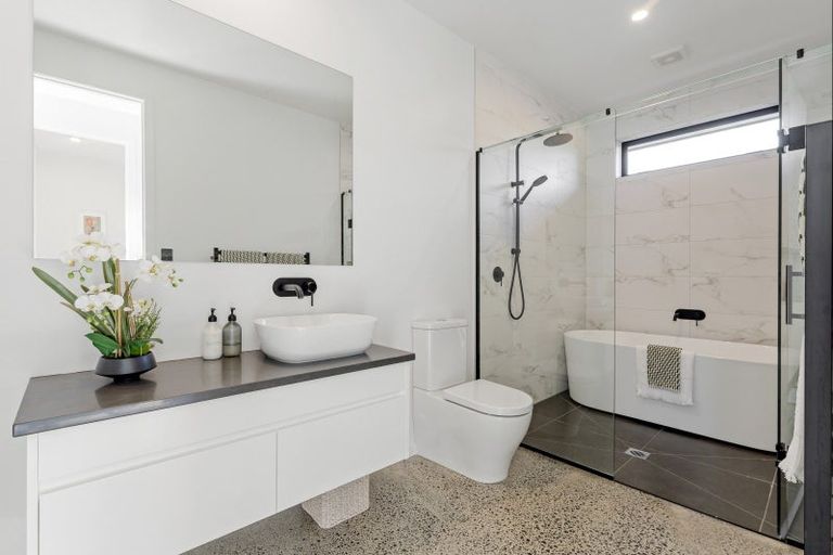 Photo of property in 2 Shearwater Lane, Point Wells, 0986