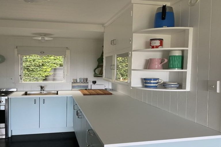 Photo of property in 2 Cooper Road, Stanmore Bay, Whangaparaoa, 0932