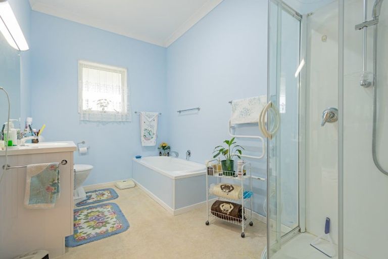 Photo of property in 10 Tui Glen Drive, Levin, 5571