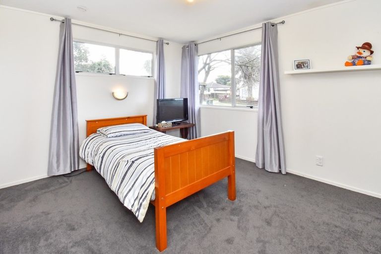 Photo of property in 23 Becker Drive, Weymouth, Auckland, 2103