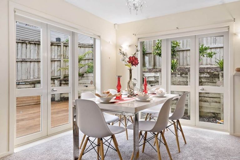 Photo of property in 2/24 Fields Parade, Oteha, Auckland, 0632