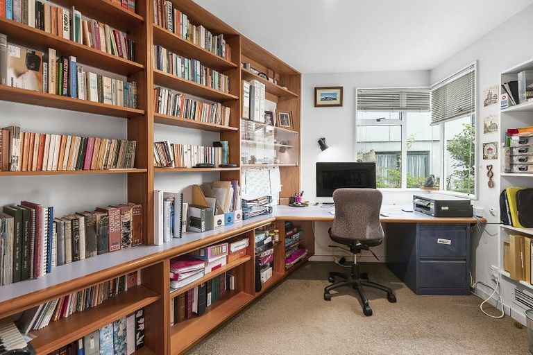 Photo of property in 32 Paremata Crescent, Paremata, Porirua, 5024