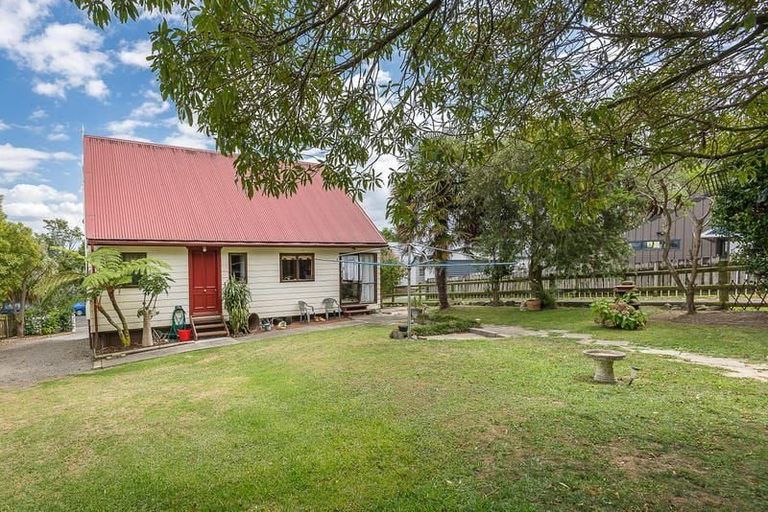 Photo of property in 32 Pahi Place, West Harbour, Auckland, 0618