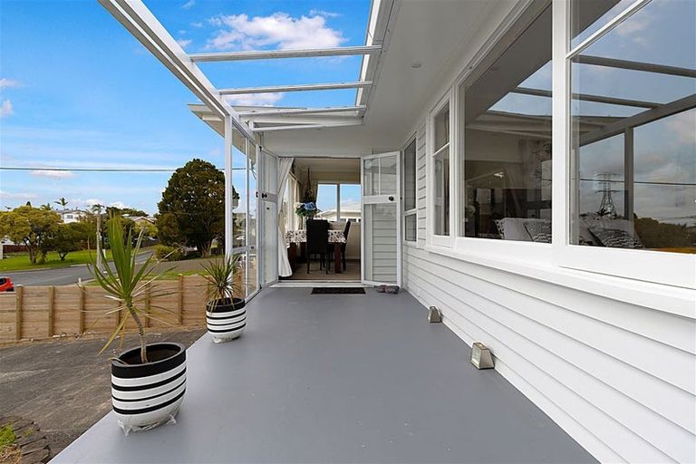 Photo of property in 42 Tiroroa Avenue, Te Atatu South, Auckland, 0610