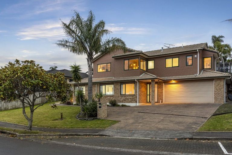 Photo of property in 5 Baulcomb Parade, Windsor Park, Auckland, 0632