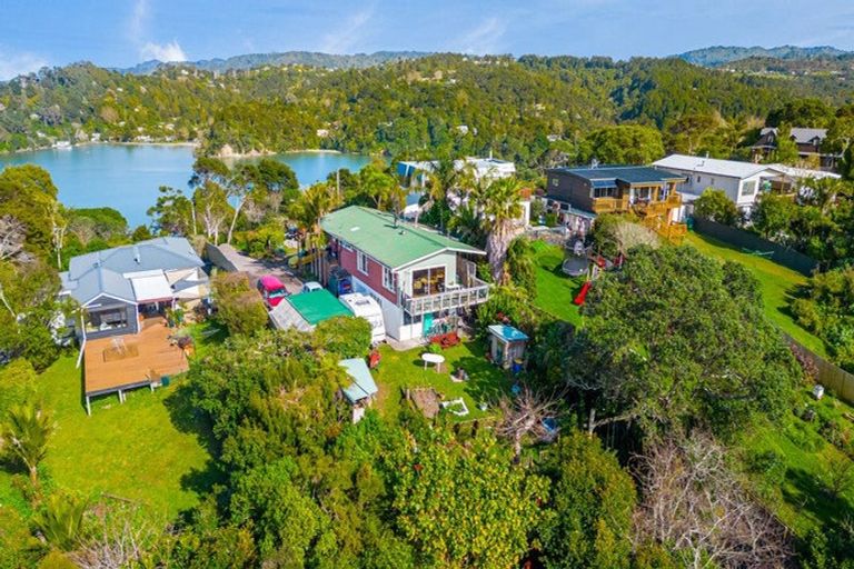 Photo of property in 22 Arapito Road, Titirangi, Auckland, 0604