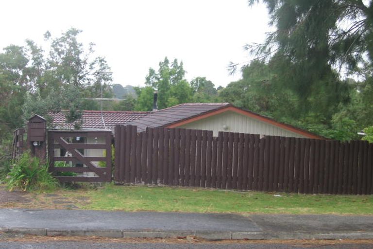 Photo of property in 16 Finn Place, Totara Vale, Auckland, 0629