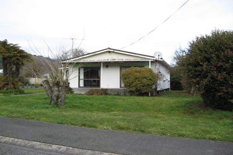 Photo of property in 16 Cromwell Street, Murchison, 7007