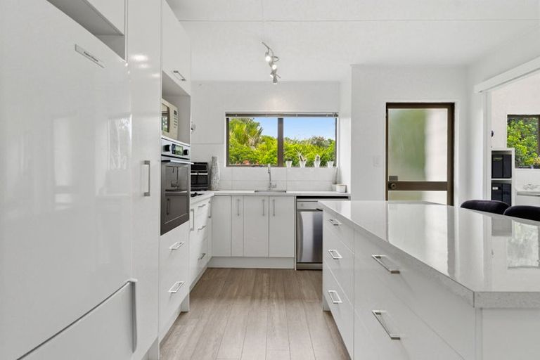 Photo of property in 2/26 Sunward Rise, Glenfield, Auckland, 0629