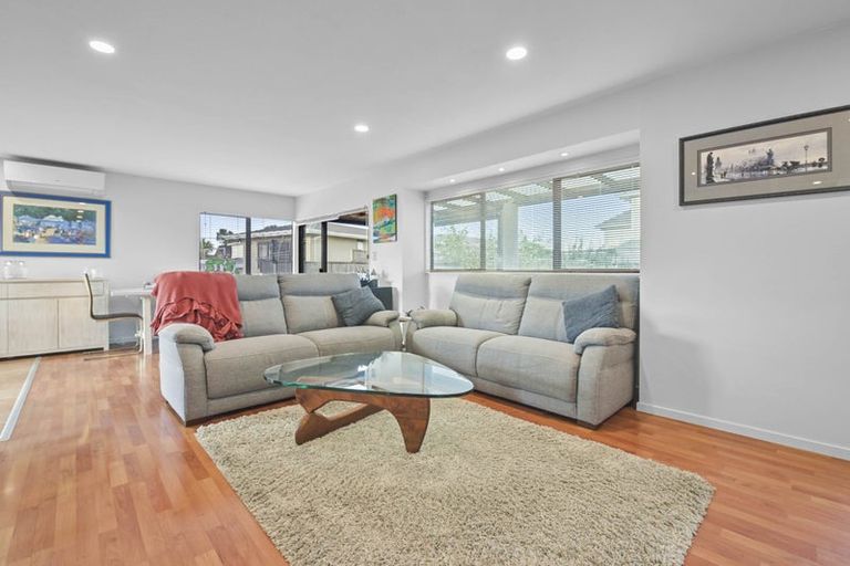 Photo of property in 1/66 Browns Bay Road, Rothesay Bay, Auckland, 0630