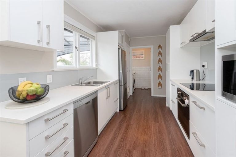 Photo of property in 122 Ennis Avenue, Pakuranga Heights, Auckland, 2010