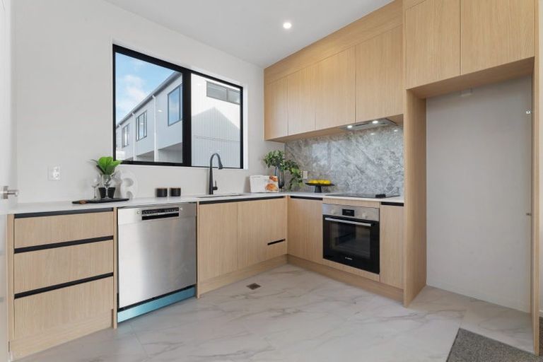 Photo of property in 4/113 Te Atatu Road, Te Atatu South, Auckland, 0610