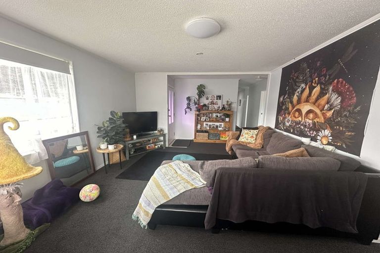 Photo of property in 35 Glen Road, Stokes Valley, Lower Hutt, 5019