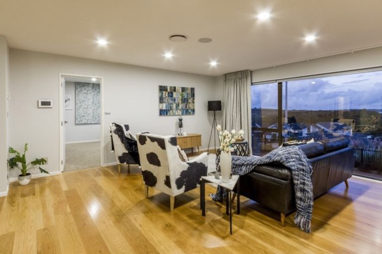 Photo of property in 37 Te Oneroa Way, Long Bay, Auckland, 0630