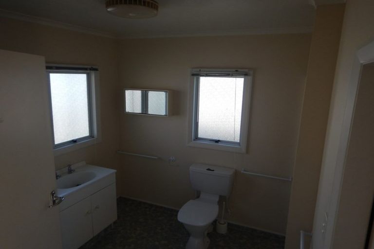 Photo of property in 13 Seaview Road, Marfell, New Plymouth, 4310