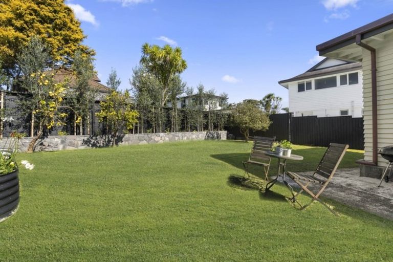 Photo of property in 79 Stanley Point Road, Stanley Point, Auckland, 0624