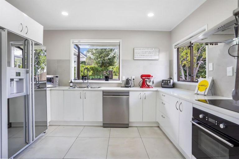 Photo of property in 17 Newport Place, Forrest Hill, Auckland, 0620