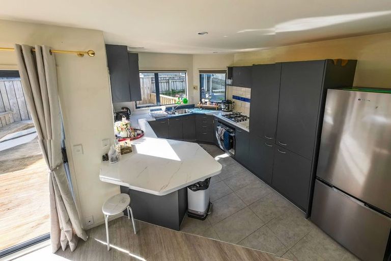 Photo of property in 75a Dress Circle, Newlands, Wellington, 6037