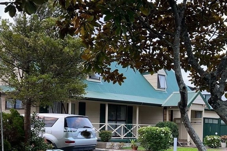 Photo of property in 6 Orinda Close, Botany Downs, Auckland, 2010