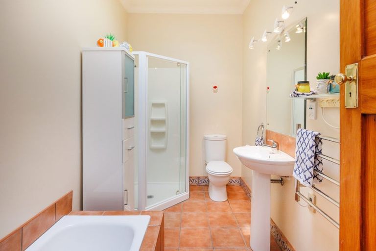 Photo of property in 21 Manapouri Crescent, Hokowhitu, Palmerston North, 4410