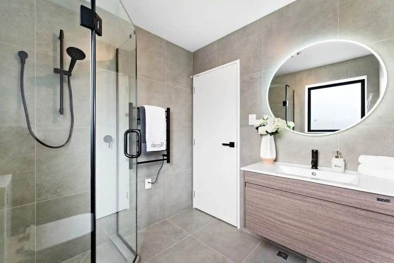 Photo of property in 5/81 Vodanovich Road, Te Atatu South, Auckland, 0610