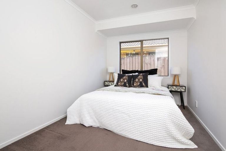 Photo of property in 8 Loloma Drive, Half Moon Bay, Auckland, 2012